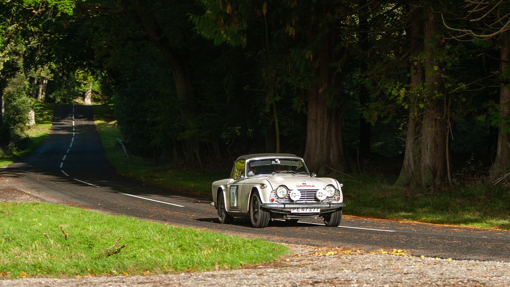 De nykårede Danmarksmestre i Elite-klassen, Lars Hjorth, Dianalund og Simon Hjorth, Middelfart i den fine Triumph TR4A fra 1966, ses her køre gennem skoven ved Gisselfeld Slot
(Foto: Viggo Johansen, rallypics.dk)